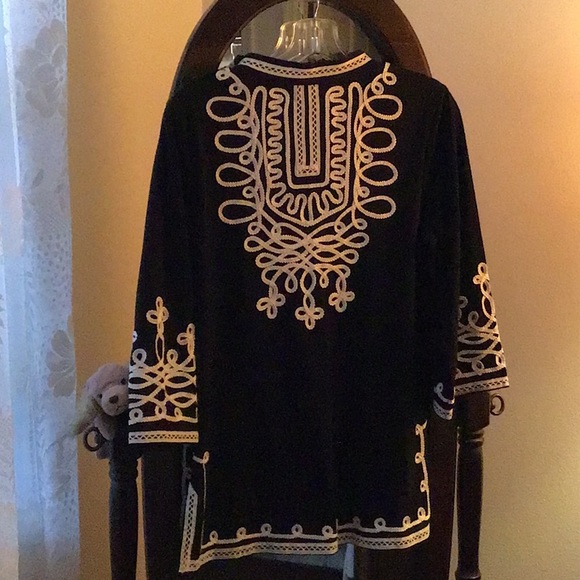 Classic Black and White Tunic Top - Picture 7 of 7